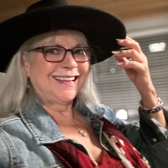 Meet your Posher, Ramona - Picture 2 of 2